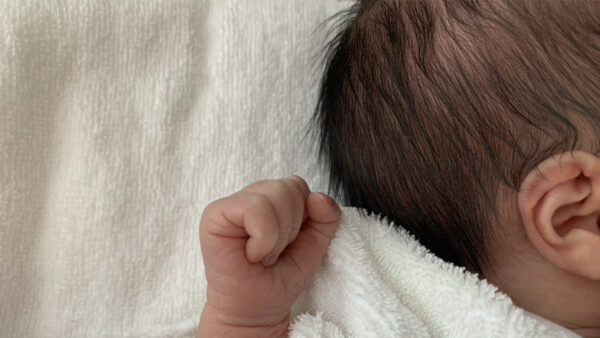 【そのうち丸くなる】って本当？赤ちゃんの頭の形、歪む前に知っておきたいこと