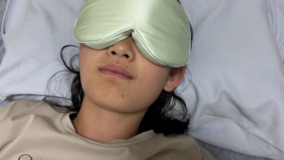 布団でアイマスクをつけて眠る中1