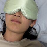布団でアイマスクをつけて眠る中1